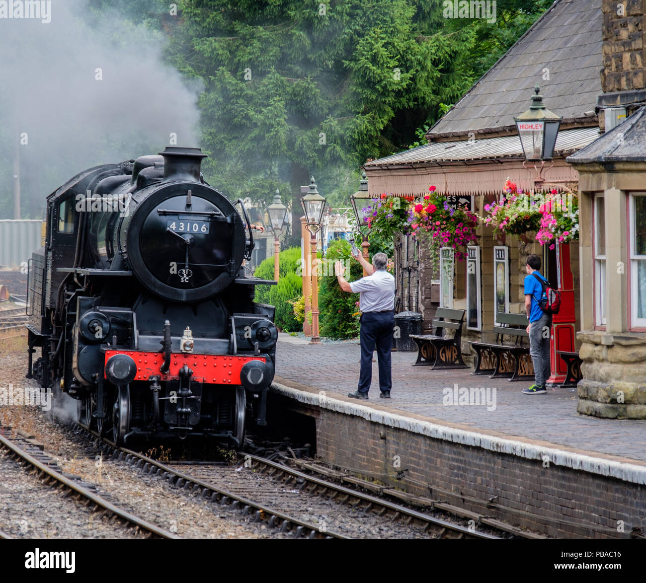 Dampfmaschine43106 zieht in Highley Station auf dem Severn Valley Railway Line, Shropshire Stockfoto