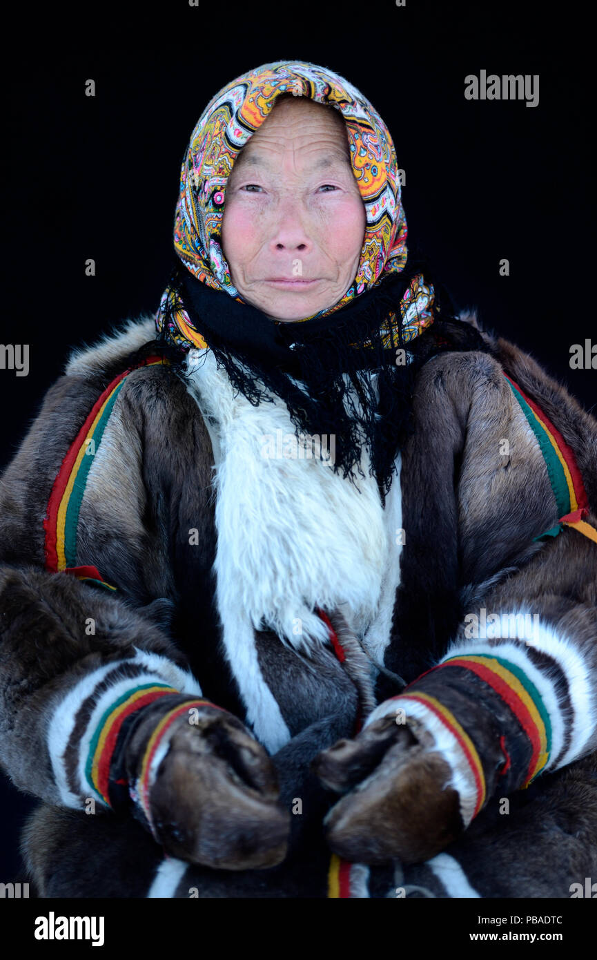 Tatiana Salinder, Porträt der Nenet herder im Winter Mantel von Rentier Fell. Der Kragen ist Arctic fox Fell mit schwarzen Biber Fell und Filz Bänder. Yar-Sale Bezirk, Yamal im Nordwesten von Sibirien, Russland. April 2016. Stockfoto