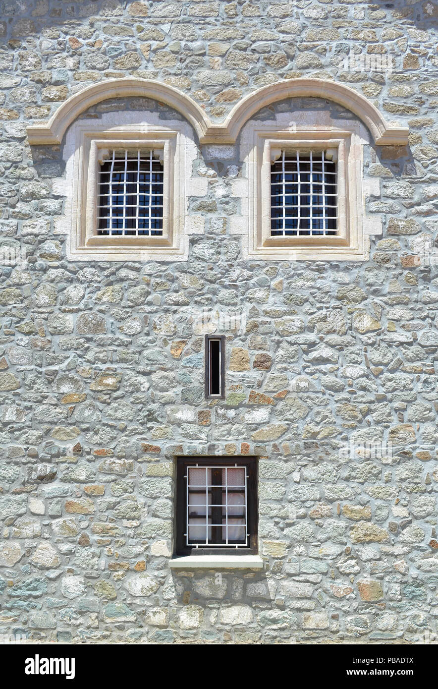 Fenster auf eine Mauer des Hauses. Aufgrund der Windows Lage, Fassade sieht aus wie ein menschliches Gesicht. Stockfoto