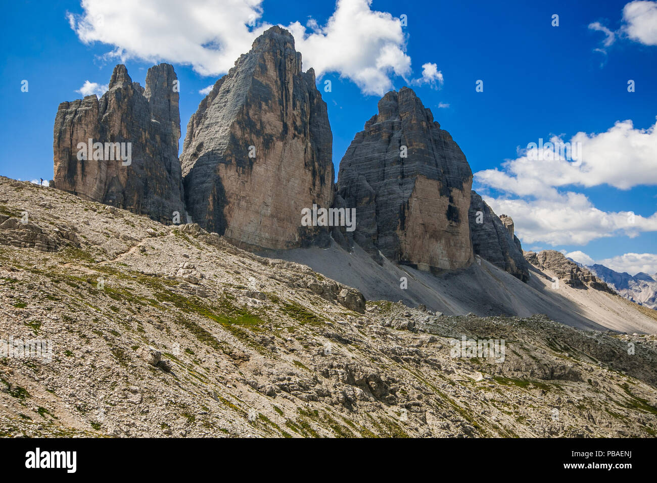 Drei Zinnen oder Tre Cime di Lavaredo mit schönen Himmel, Sextener Dolomiten oder Sextner Dolomiten, Südtirol Stockfoto