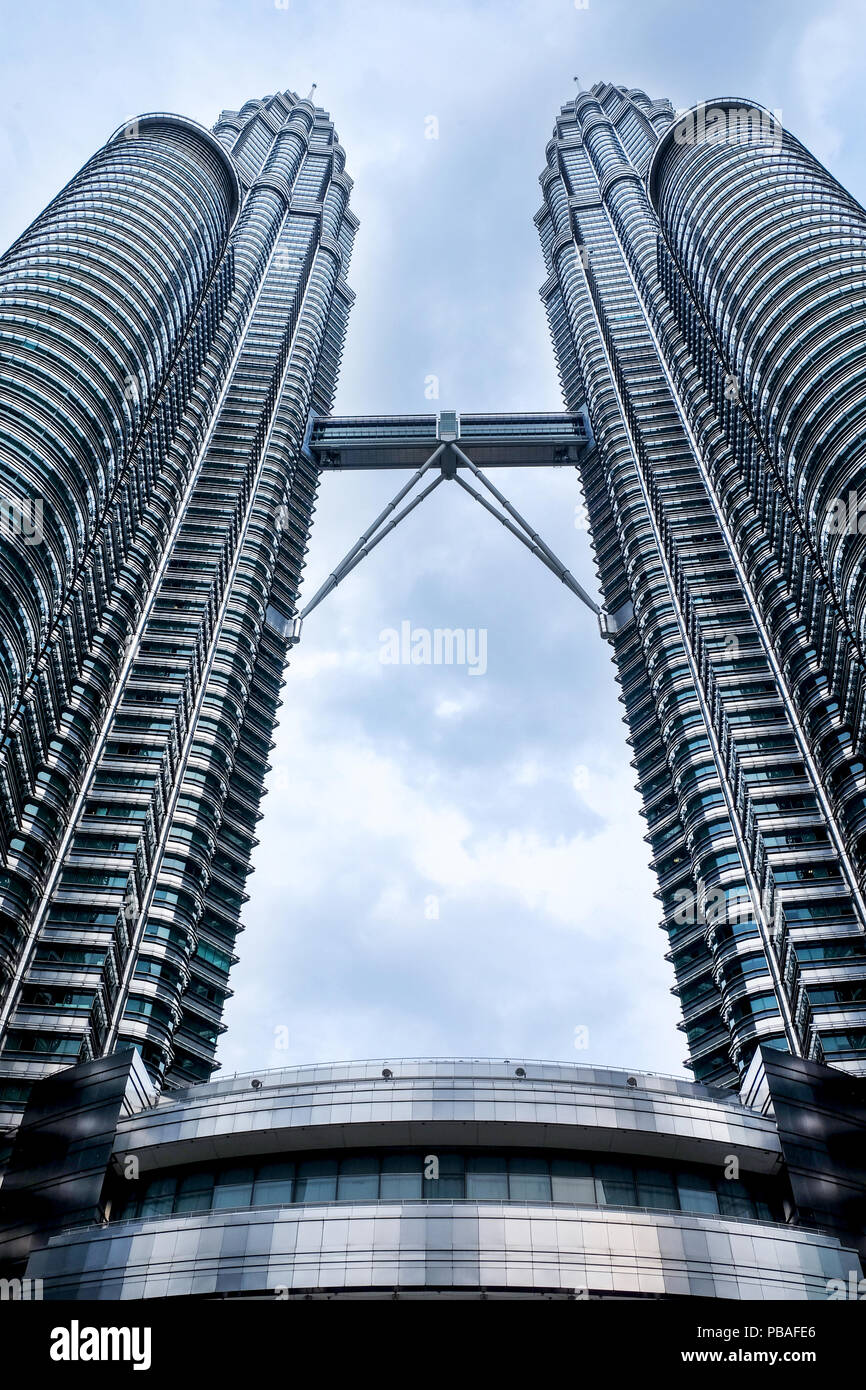 Petronas twin tower sky bridge -Fotos und -Bildmaterial in hoher ...