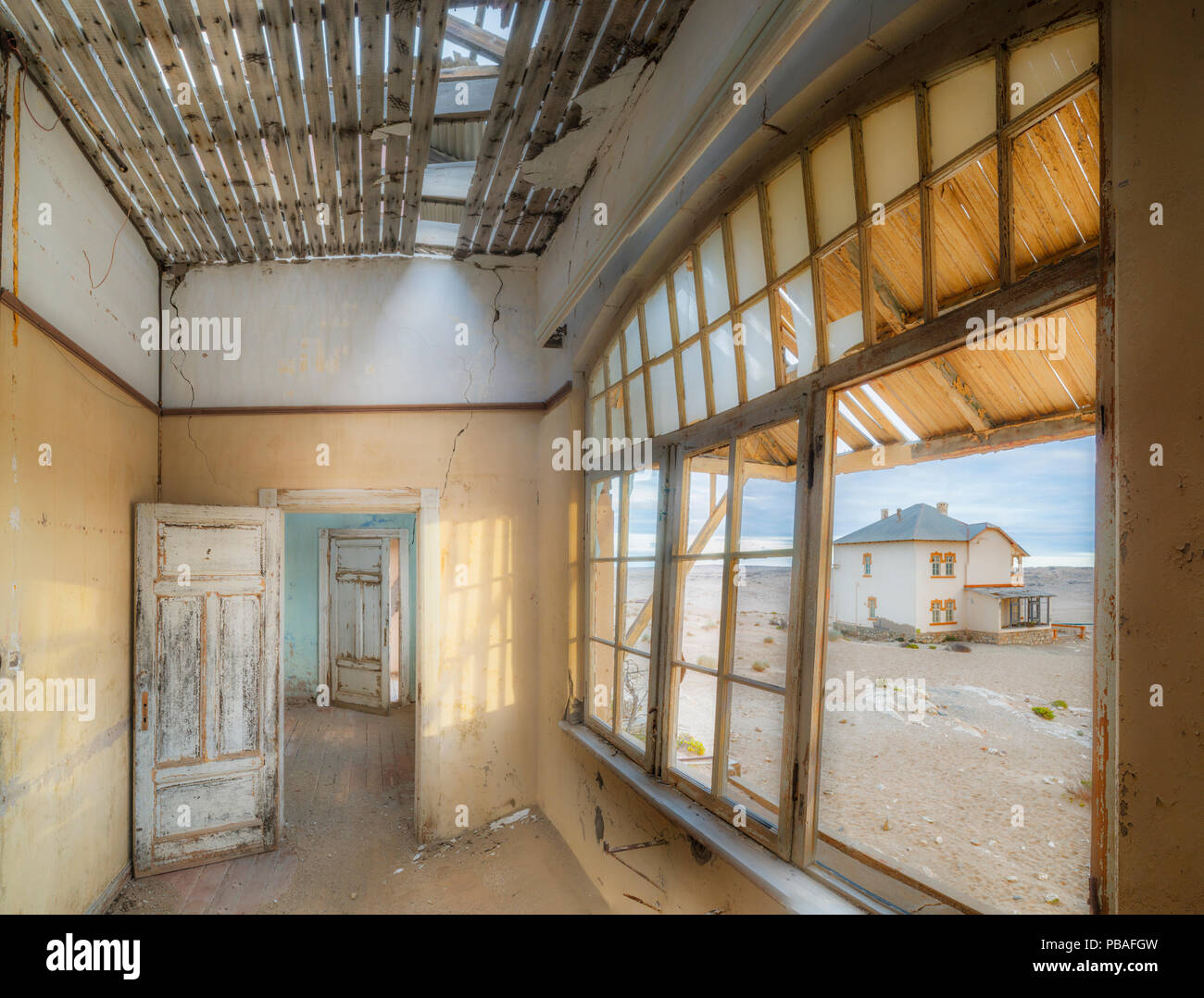 Verlassene Häuser in den Diamond mining Geisterstadt. Kolmanskop, in der Nähe der Skelettküste, Namibia. Juni 2013. Stockfoto