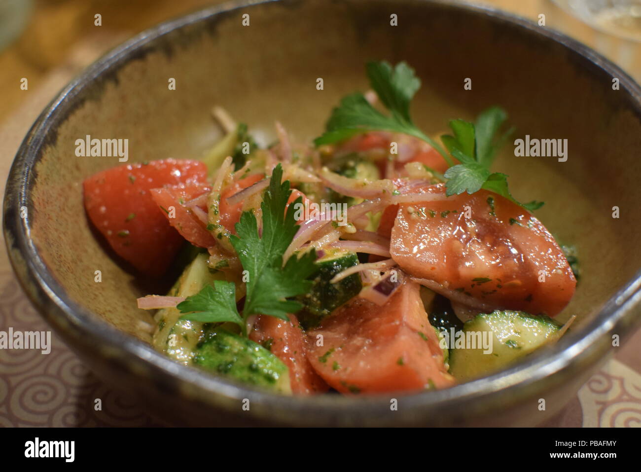 Russische Küche - Salat mit Tomaten, Gurken und Zwiebeln Stockfoto