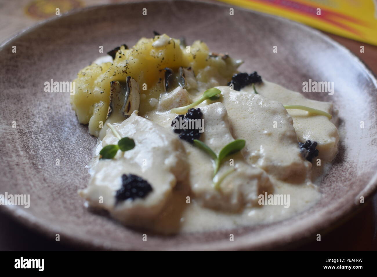Russische Küche - gedämpfter Kabeljau mit Sahne und zertrümmerte Kartoffeln Stockfoto