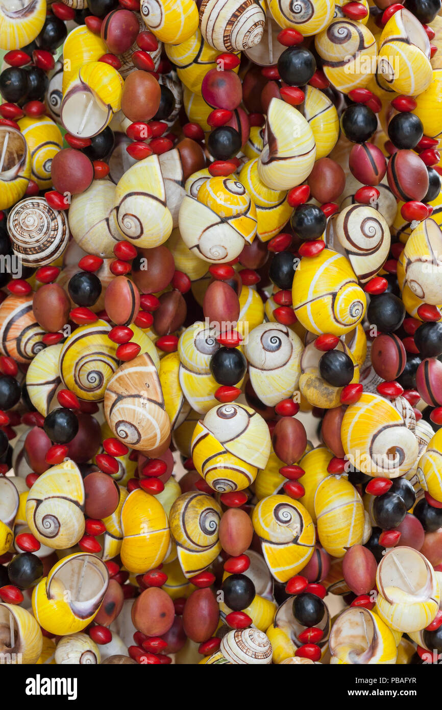Halsketten aus endemischen Polymita land Schnecken zum Verkauf an Touristen. Kuba. Stockfoto