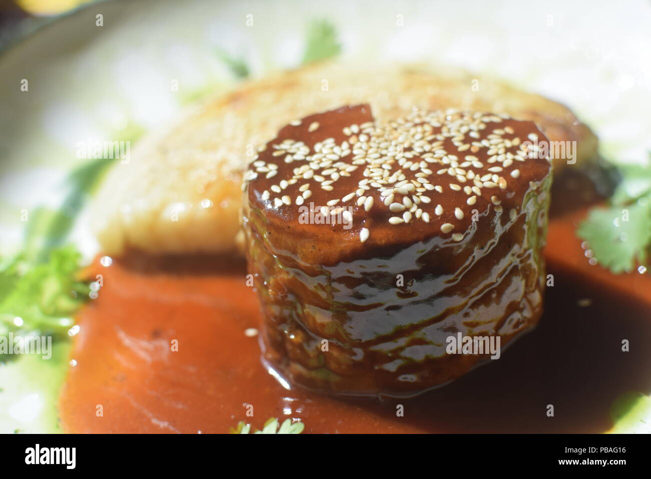 Russische Küche-Teller mit Karamell Schweinefleisch und gedünstetem Kraut Stockfoto