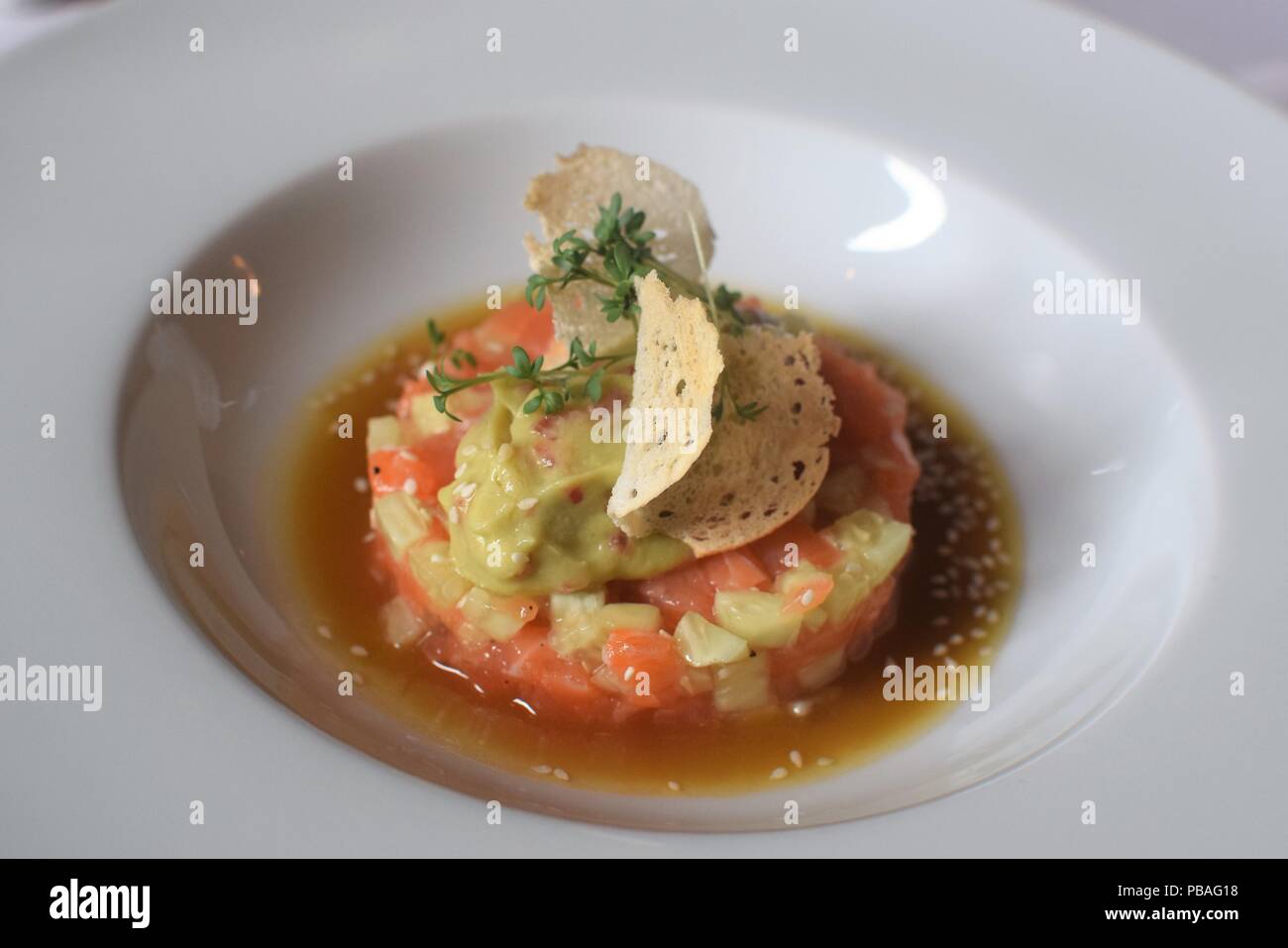 Russische Küche - Vorspeise mit Würfel der Roten Thunfisch und Rahm Stockfoto