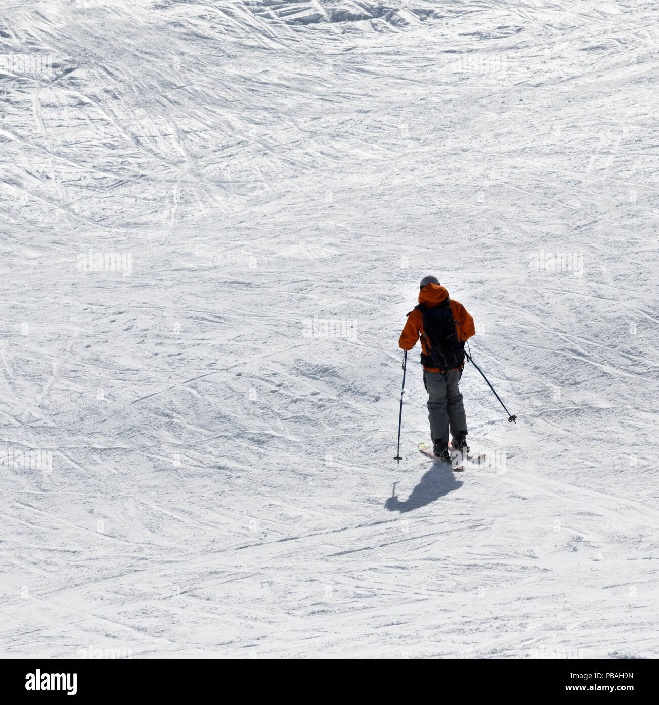 Skifahrer bergab auf schneebedeckten Hang für Freeride, die in der Sun winter Tag Stockfoto