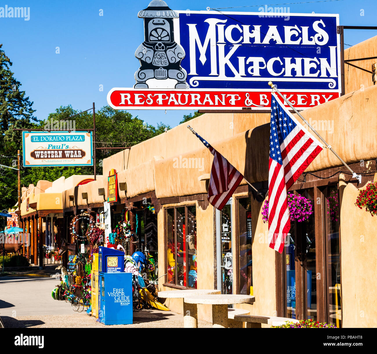 TAOS, NM, USA-8 Juli 18: Eine bunte Bürgersteig Szene in der Altstadt von Taos, mit Zeichen und Pueblo Architektur. Stockfoto