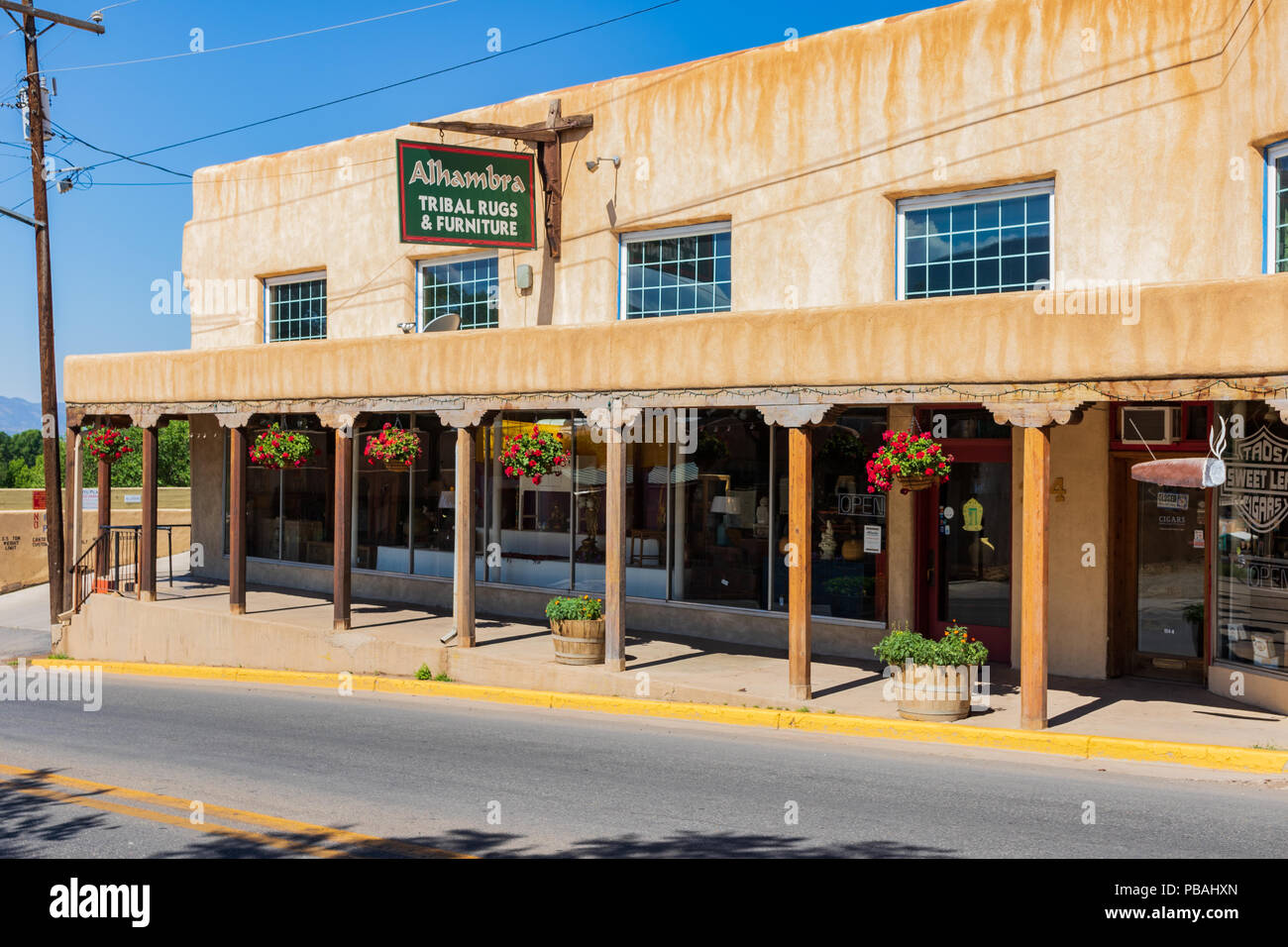 TAOS, NM, USA-8 Juli 18: Alhambra Tribal Teppiche und Möbel auf der Hauptstraße in Taos, und teilt die traditionelle südwestlichen Architektur. Stockfoto