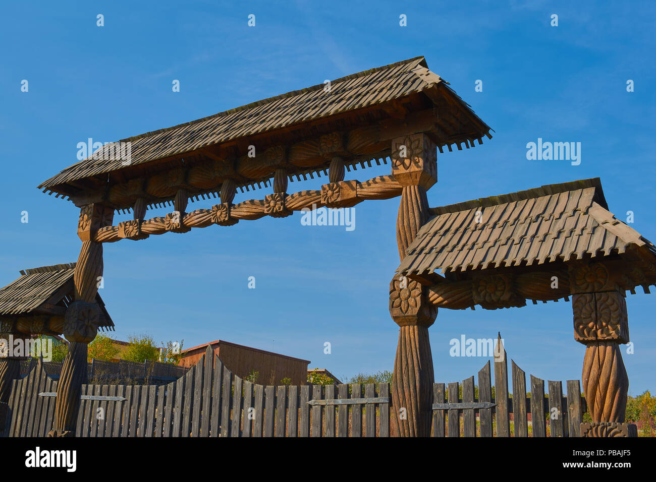 Traditionelle rumänische Holztür Stockfoto