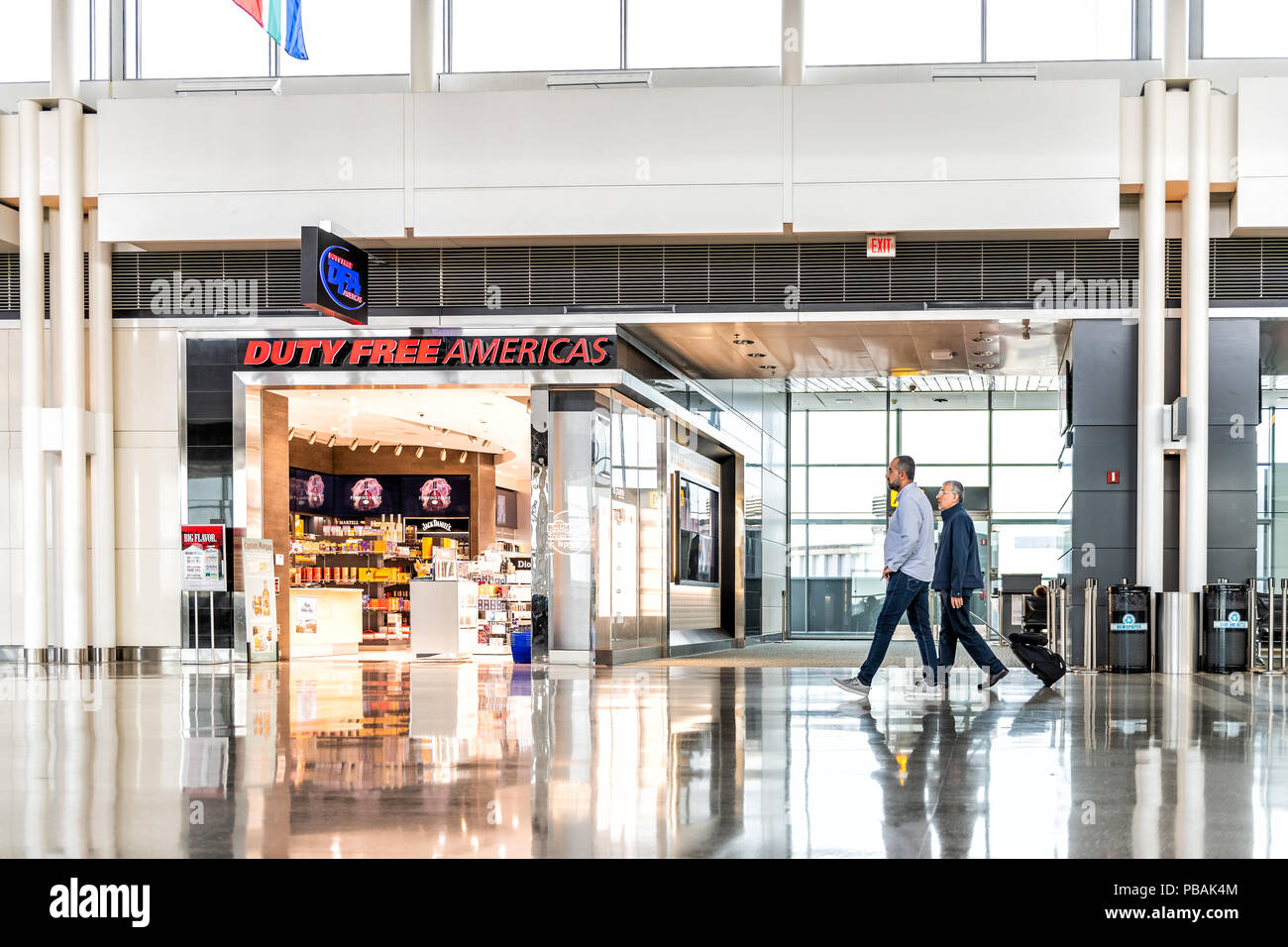 Dulles, USA - 13. Juni, 2018: Duty free Amerika shop, Store mit Menschen, Passagiere mit Gepäck, Gepäck, Taschen am Dulles International Airport Stockfoto