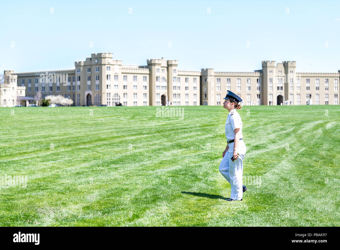 Lexington, USA - 18. April 2018: Virginia Military Institute weiblich, Frau Cadet in Uniform auf dem grünen Rasen während der sonnigen Tag vor C Stockfoto
