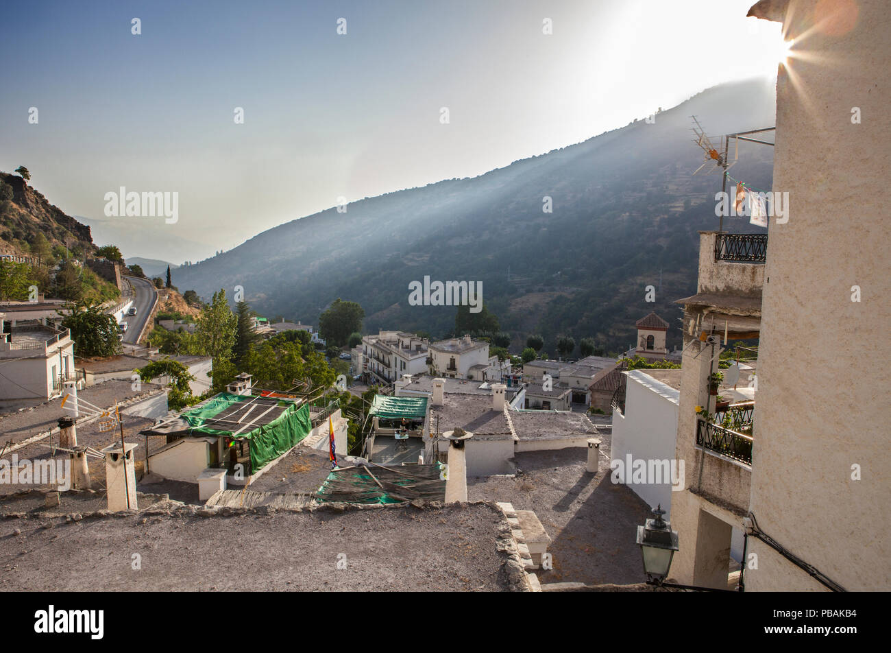 Letzte Sonnenstrahlen über Pampaneira Stadt Hügel fallen. Alpujarras, Granada, Spanien Stockfoto