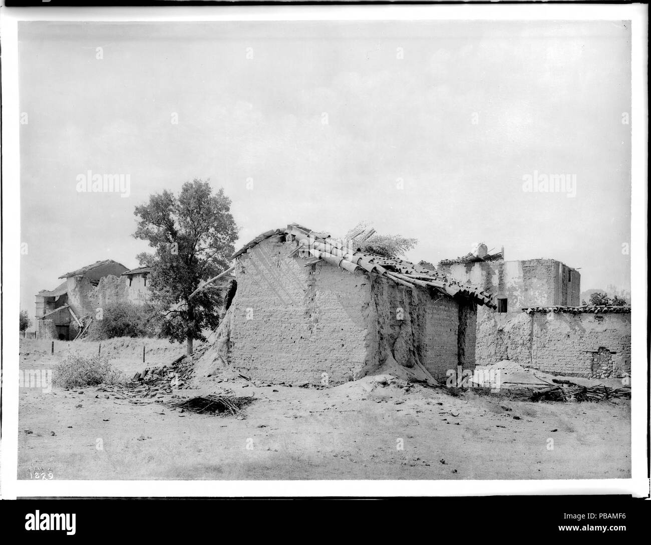 . Englisch: Ruine des orchardist Haus an der Mission San Antonio de Padua, ca. 1904 Foto von der Ruine des orchardist Haus an der Mission San Antonio de Padua, ca. 1904. Links Haus hat fast vollständig zusammengebrochen. Es hat ein ziegeldach wie die Ruinen von einigen der anderen Gebäude im Hintergrund. Ein Baum ist auf der linken Seite des Hauses. Scrub brush ist die vorherrschende Vegetation. Rufnummer: CHS-1829 Fotograf: Pierce, C.C. (Charles C.), 1861-1946 Dateiname: CHS-1829 Abdeckung Datum: ca. 1904 Teil der Sammlung: California Historical Society Collection, 1860-1960 Format: Glas plat Stockfoto