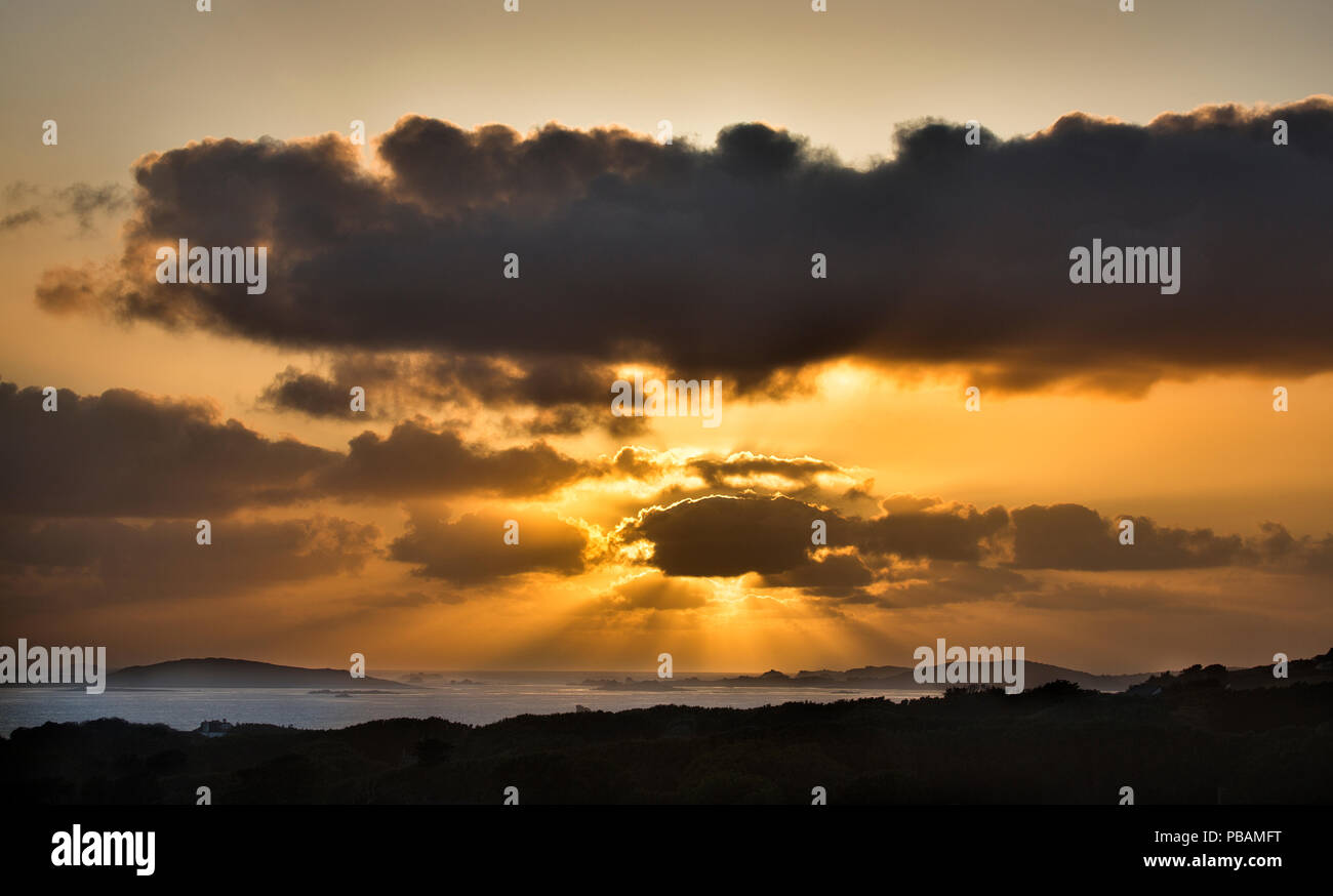 Sonnenstrahlen an einem Sommerabend von St Marys auf die Scilly-inseln, Cornwall, Großbritannien Stockfoto