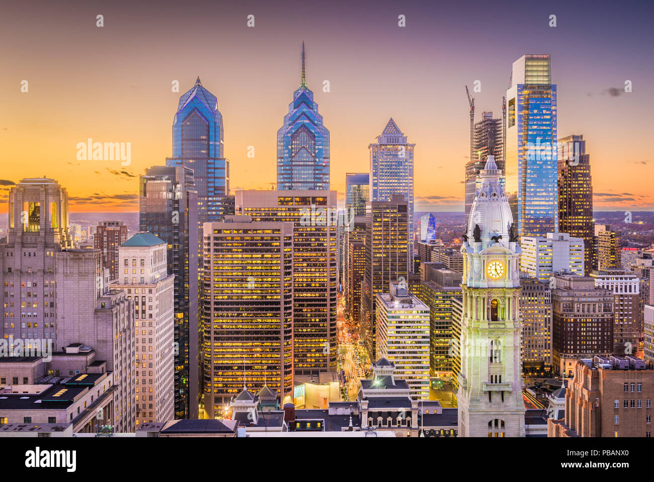 Philadelphia, Pennsylvania, USA Skyline am Zentrum der Stadt während der Dämmerung. Stockfoto