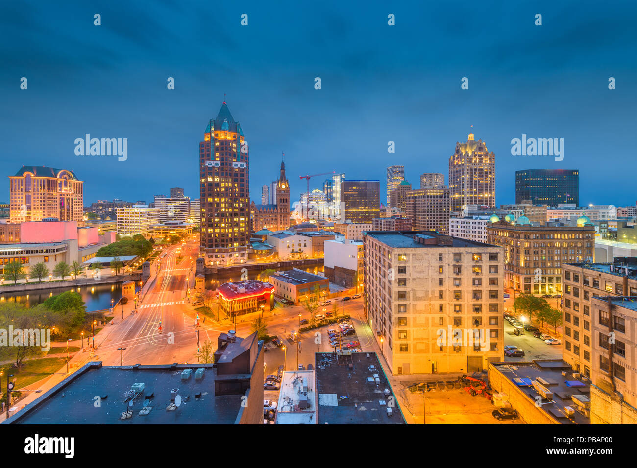 Milwaukee, Wisconsin, USA Downtown Skyline in der Dämmerung. Stockfoto