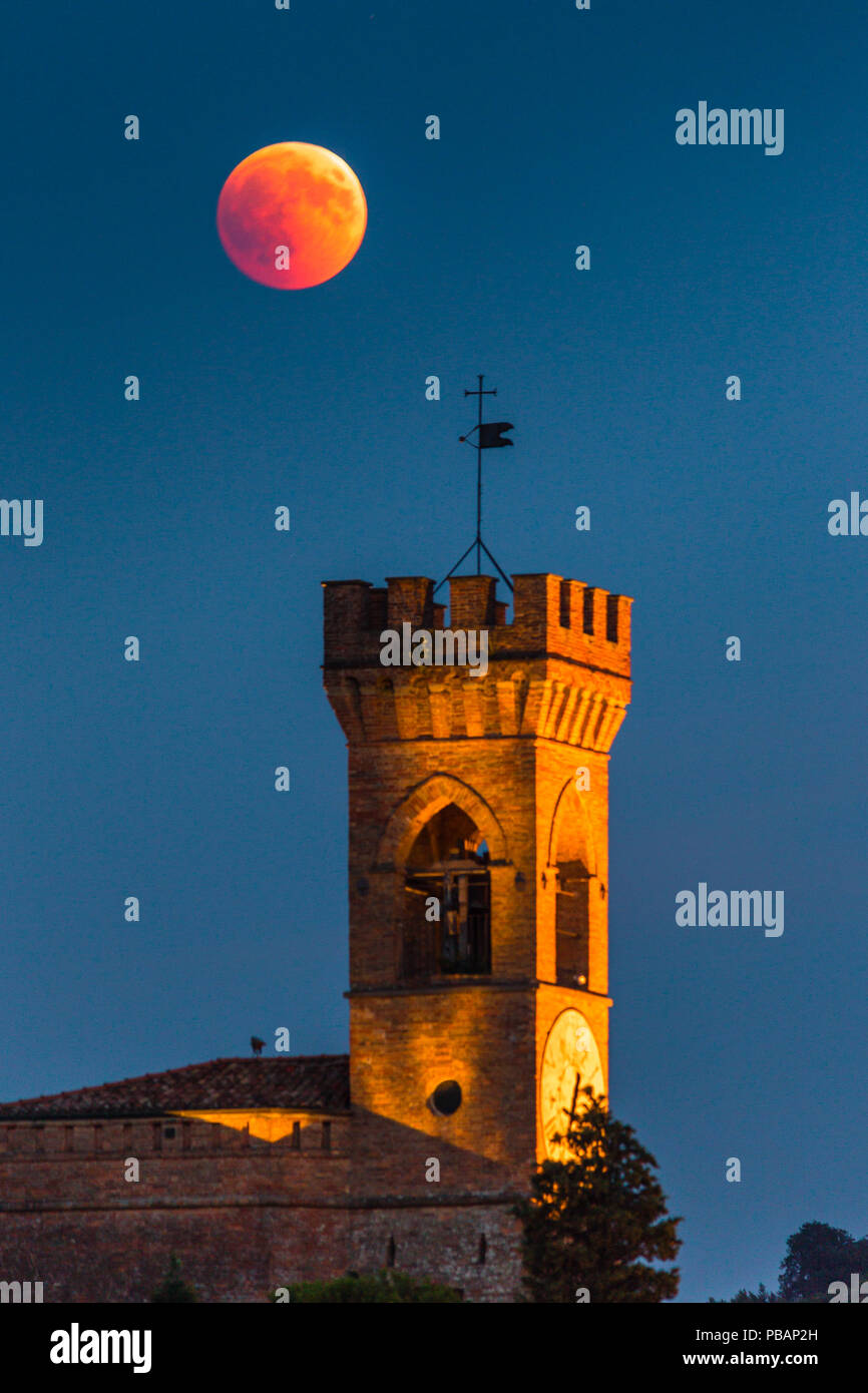 Red moon Eclipse auf Clock Tower in Italien Stockfoto