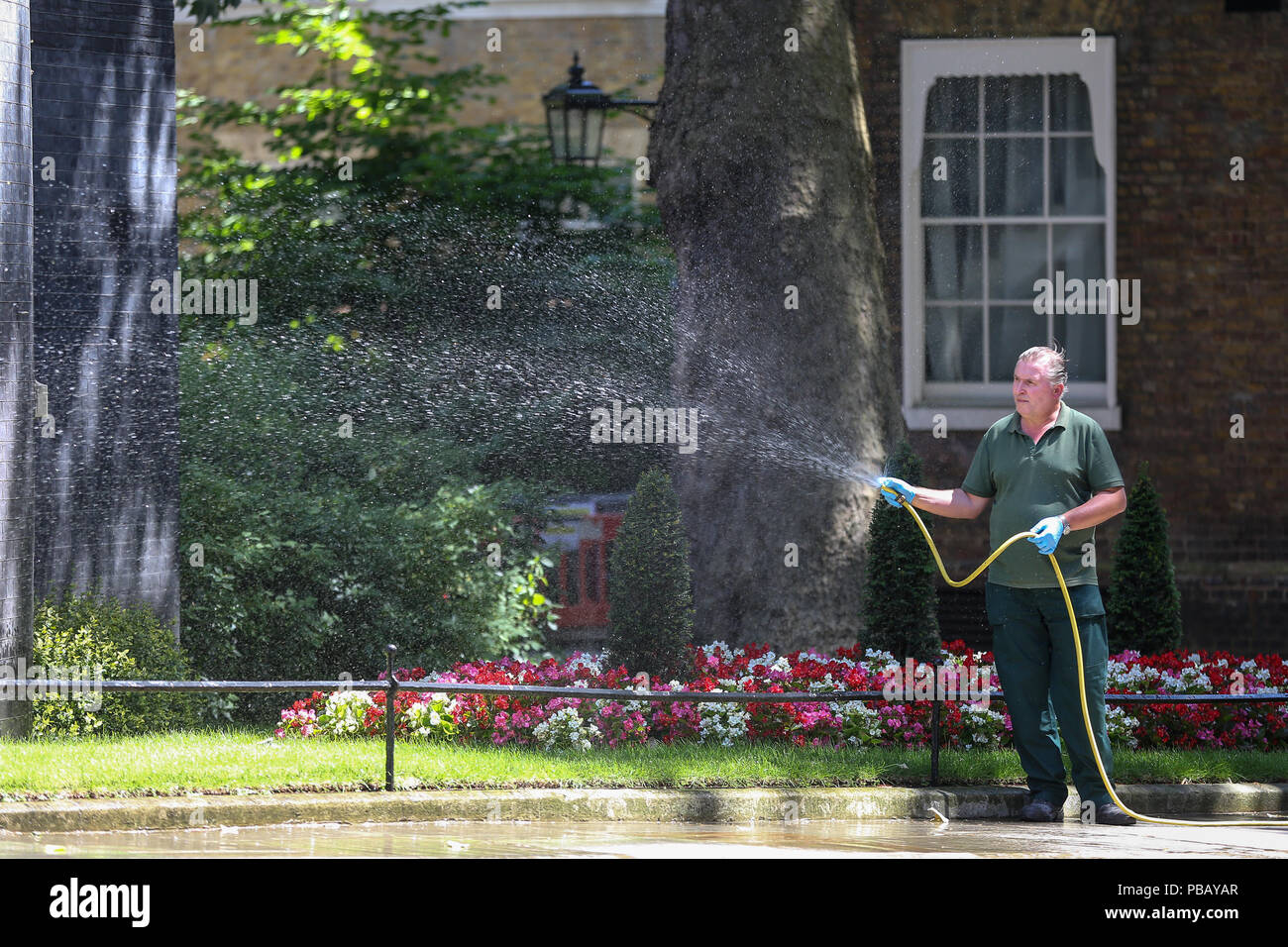 Downing Street Gärtner die Bewässerung der Blumen mit einem
