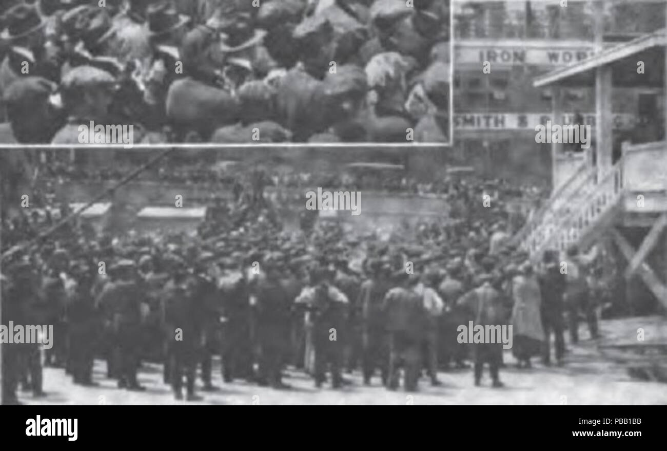 . Englisch: Mitarbeiter des Morse Dry Dock und Reparatur Unternehmen die Wünsche an das Unternehmen band, C. 1919. Die Band, bestehend aus Mitarbeitern, Konzerte Zweimal in der Woche mittags in der Firma gründen, oder in der Firma Mitarbeiter Verbindung Hall bei schlechtem Wetter. Die Konzerte sind sehr gut besucht haben. ca. 1919 1059 Morse Trockendock Arbeiter hören zu Unternehmen band Stockfoto