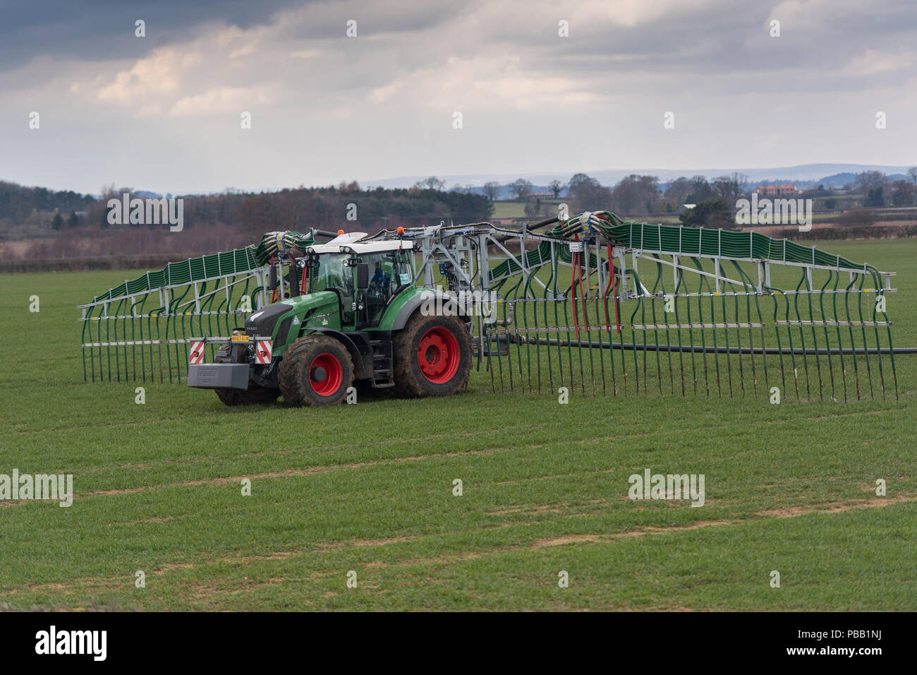 Ausbringung von Gülle mit einer Nabelschnur System auf einem Fendt 828 Traktor, Bodenverdichtung zu minimieren. North Yorkshire, UK. Stockfoto
