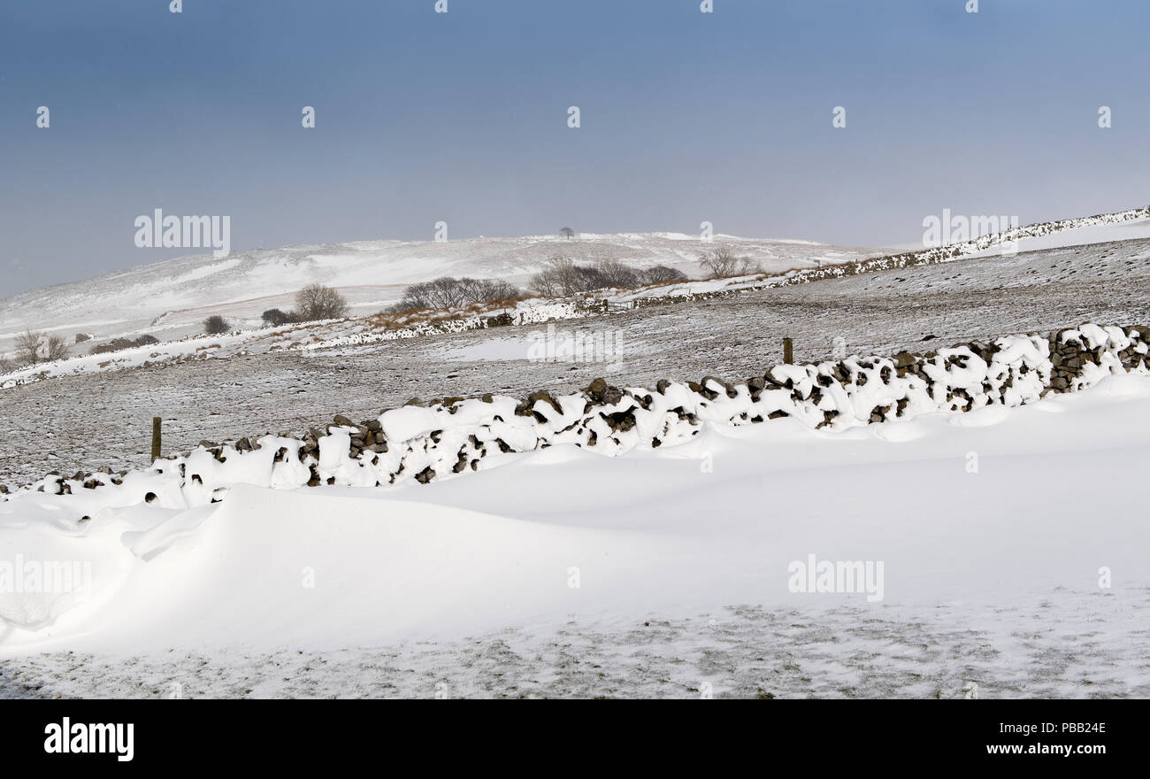 Schneeverwehungen auf der Rückseite der Dystone Wände gebildet, nachdem ein Schneesturm in den Yorkshire Dales, UK. Stockfoto