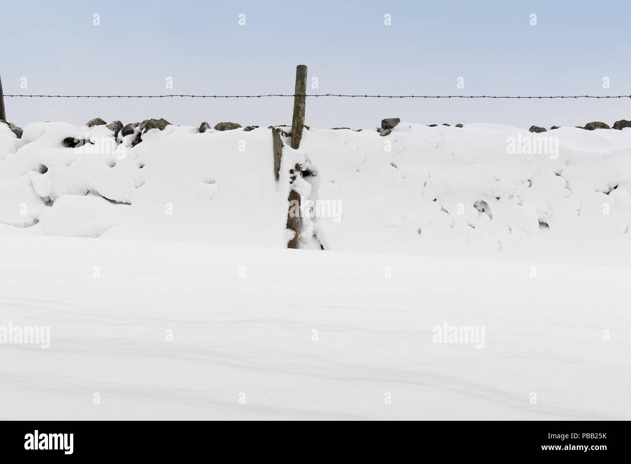 Schneeverwehungen auf der Rückseite der Dystone Wände gebildet, nachdem ein Schneesturm in den Yorkshire Dales, UK. Stockfoto