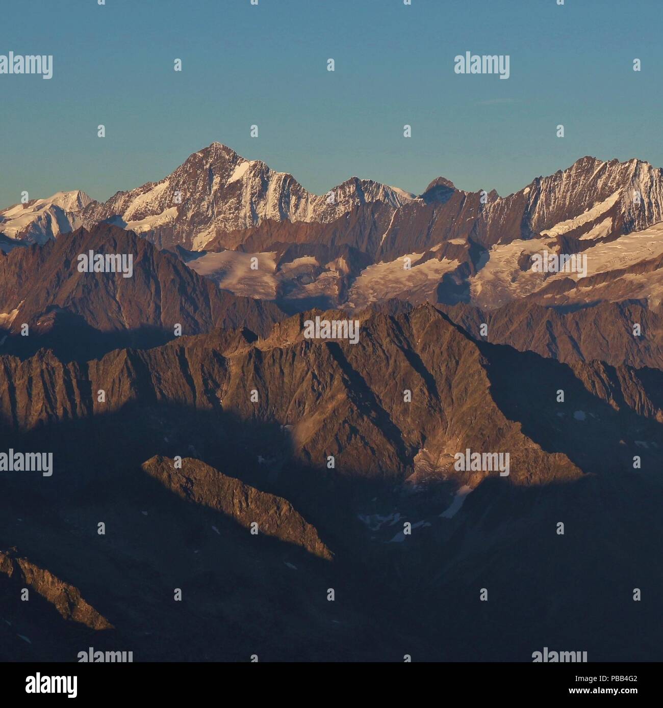 Mount Bietschhorn und andere Bergketten von Mount Titlis gesehen. Stockfoto