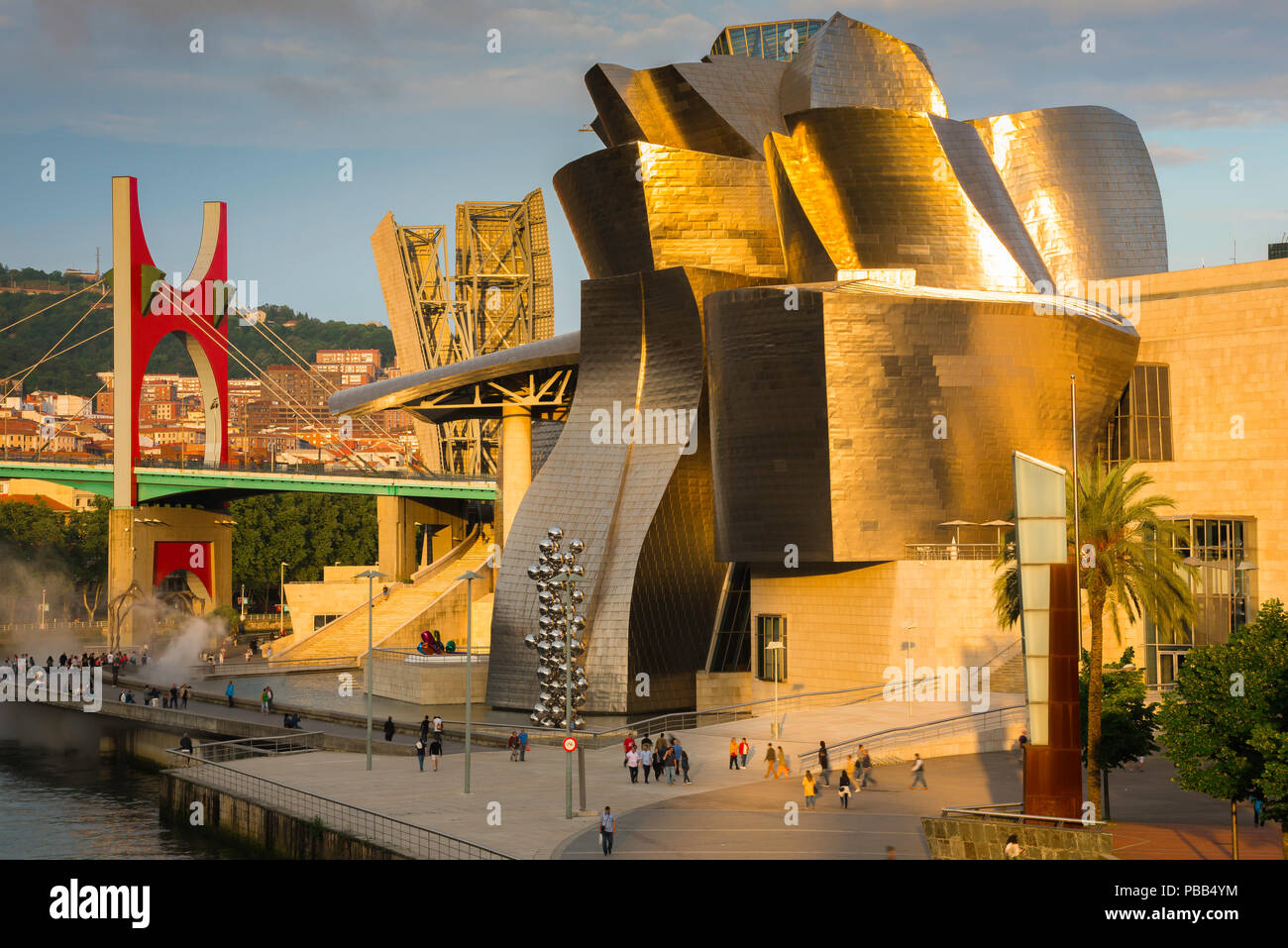 Spanien Reise Stadt Sommer, bunte Blick bei Sonnenuntergang auf das von Frank Gehry entworfene Guggenheim Museum im Zentrum von Bilbao, Nordspanien. Stockfoto