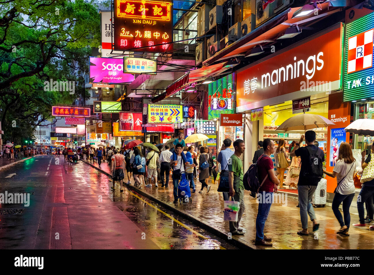 Haiphong Road, Kowloon Park, Tsim Sha Tsui, Hong Kong, China. Die Straße verbindet der Canton Road und Nathan Road. Stockfoto