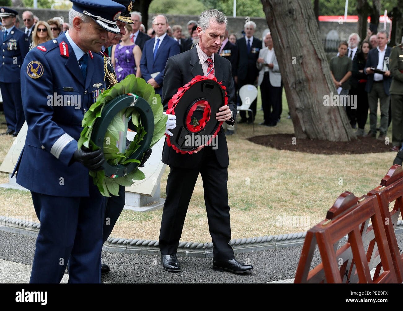 Sir Stephen Hillier (rechts), Air Chief Marshal, der Chef der Luft Mitarbeiter in Großbritannien, neben Brigadier General Sean Clancy, General Kommandeur der Air Corp (Links) legen Kränze während einer Zeremonie die Enthüllung einer Victoria Cross Stein in Glasnevin Cemetery in Dublin, die sich mit großen Edward&Ograve; Mick&Oacute; Mannock V.C. Stockfoto