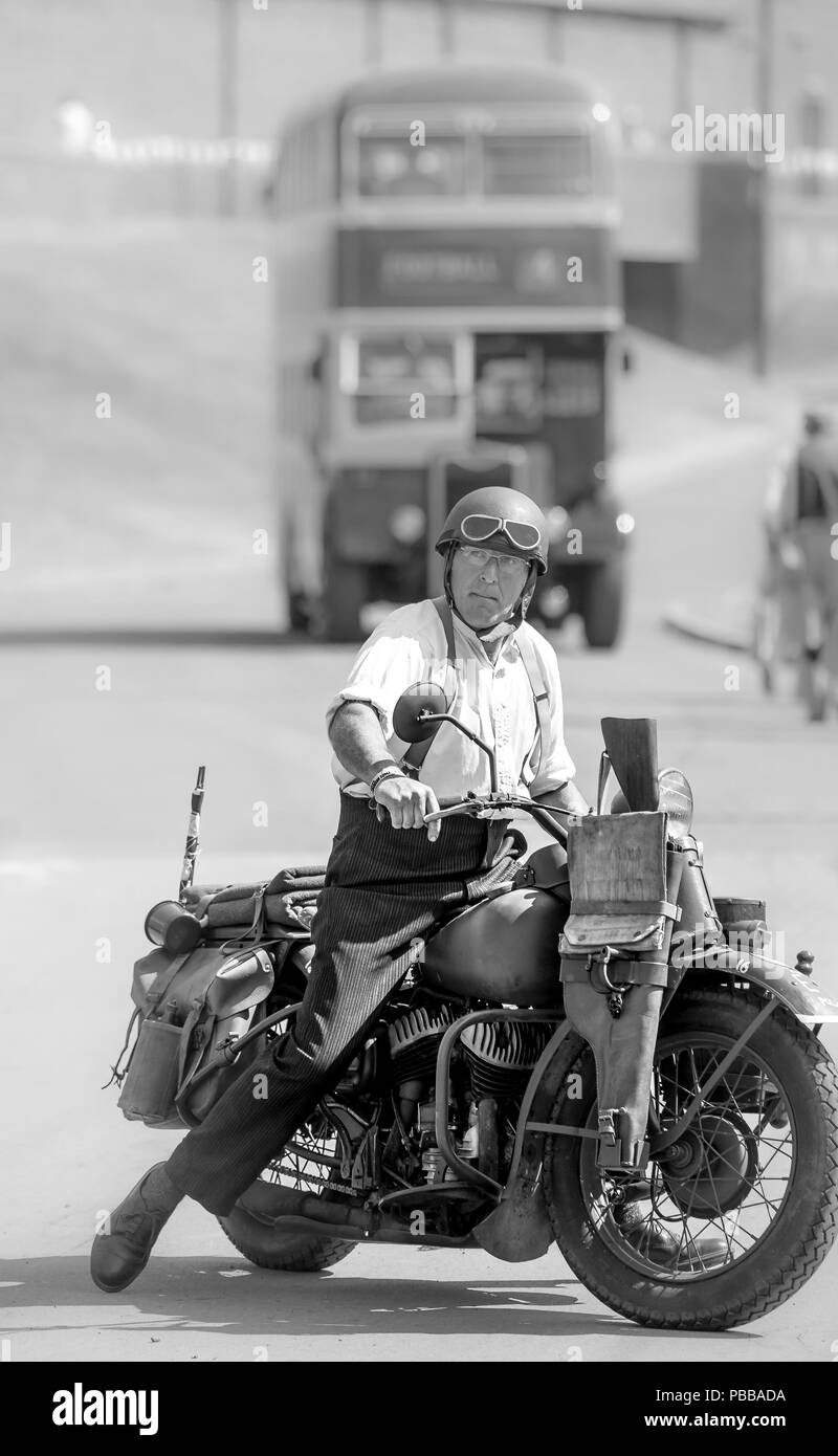 Schwarz & Weiß, Portraitfotos von kostümierten re-Enactor auf stationären Oldtimer Motorrad, Black Country Museum 1940 WWII Ereignis; vintage-Bus im Hintergrund. Stockfoto