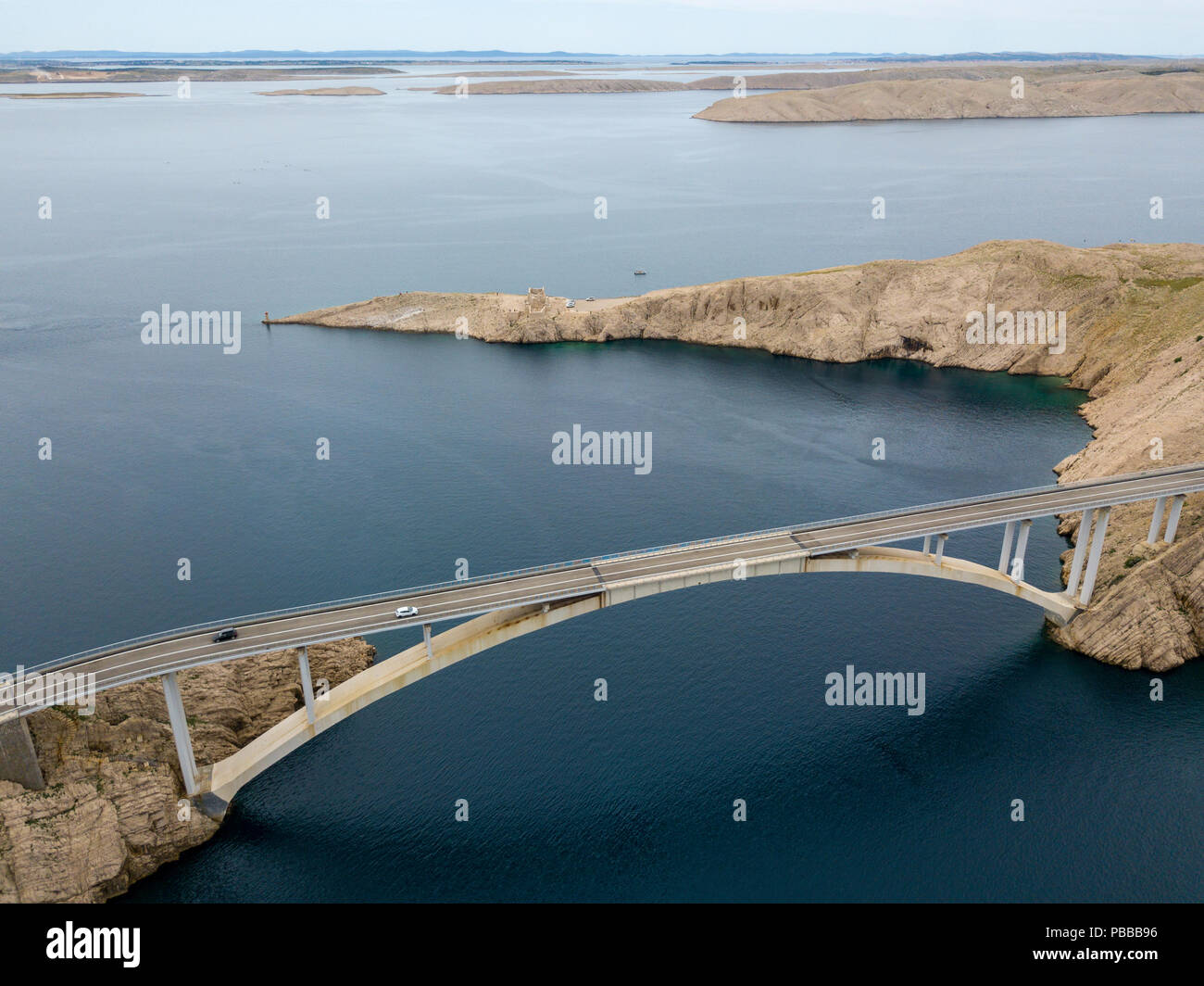 Luftaufnahme der Brücke von der Insel Pag, Kroatien. Die Ruinen der alten Festung Fortica, Kroatien. Autos über die Brücke von oben gesehen Stockfoto