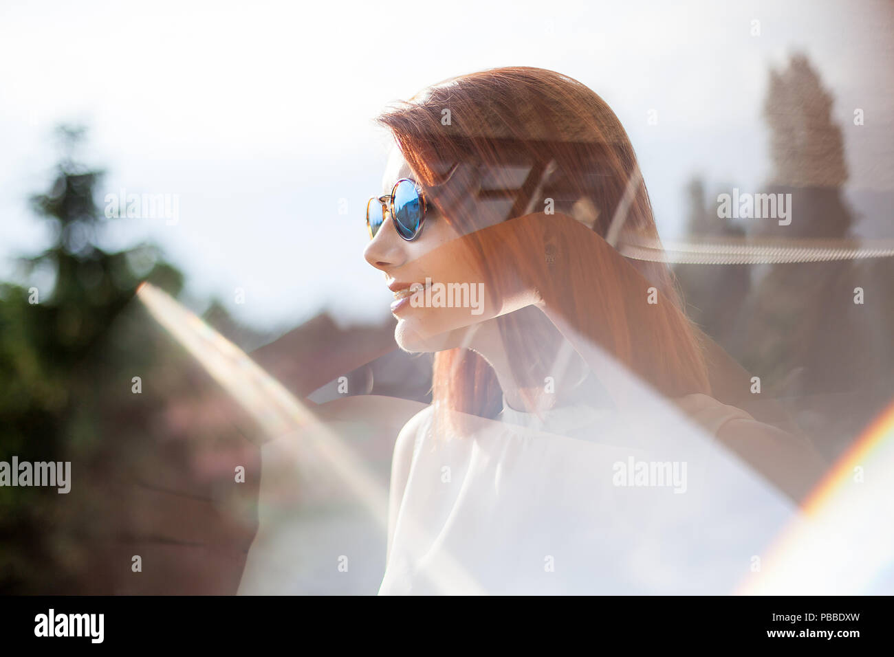 Portrait von wunderschöne rothaarige junge Frau im Sommer strahlen mit einem reflexionsschutz Für Stockfoto