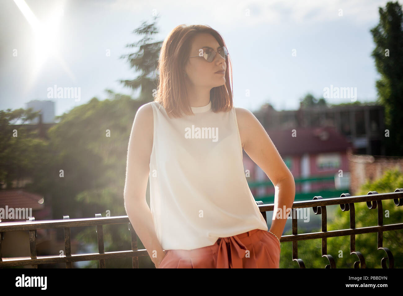 Portrait von wunderschöne rothaarige junge Frau im Sommer strahlen mit einem reflexionsschutz Für Stockfoto