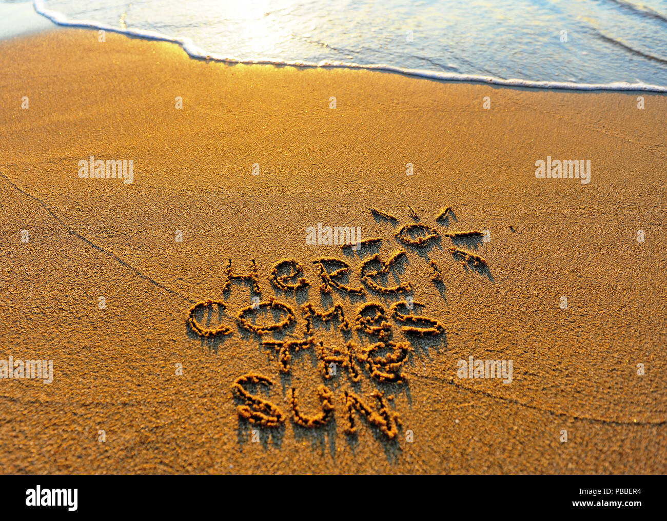 Hier kommt die Sonne, Sommer Strand Szene Stockfoto