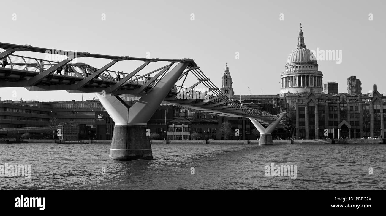 Blick auf St. Paul's Cathedral und die Millennium Bridge in London auf einer sonnigen April Abend Stockfoto