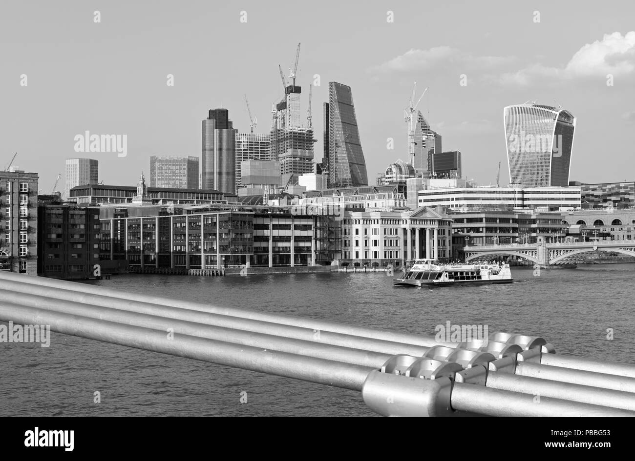 Blick entlang der Themse und London City Business District an einem sonnigen April Abend Stockfoto