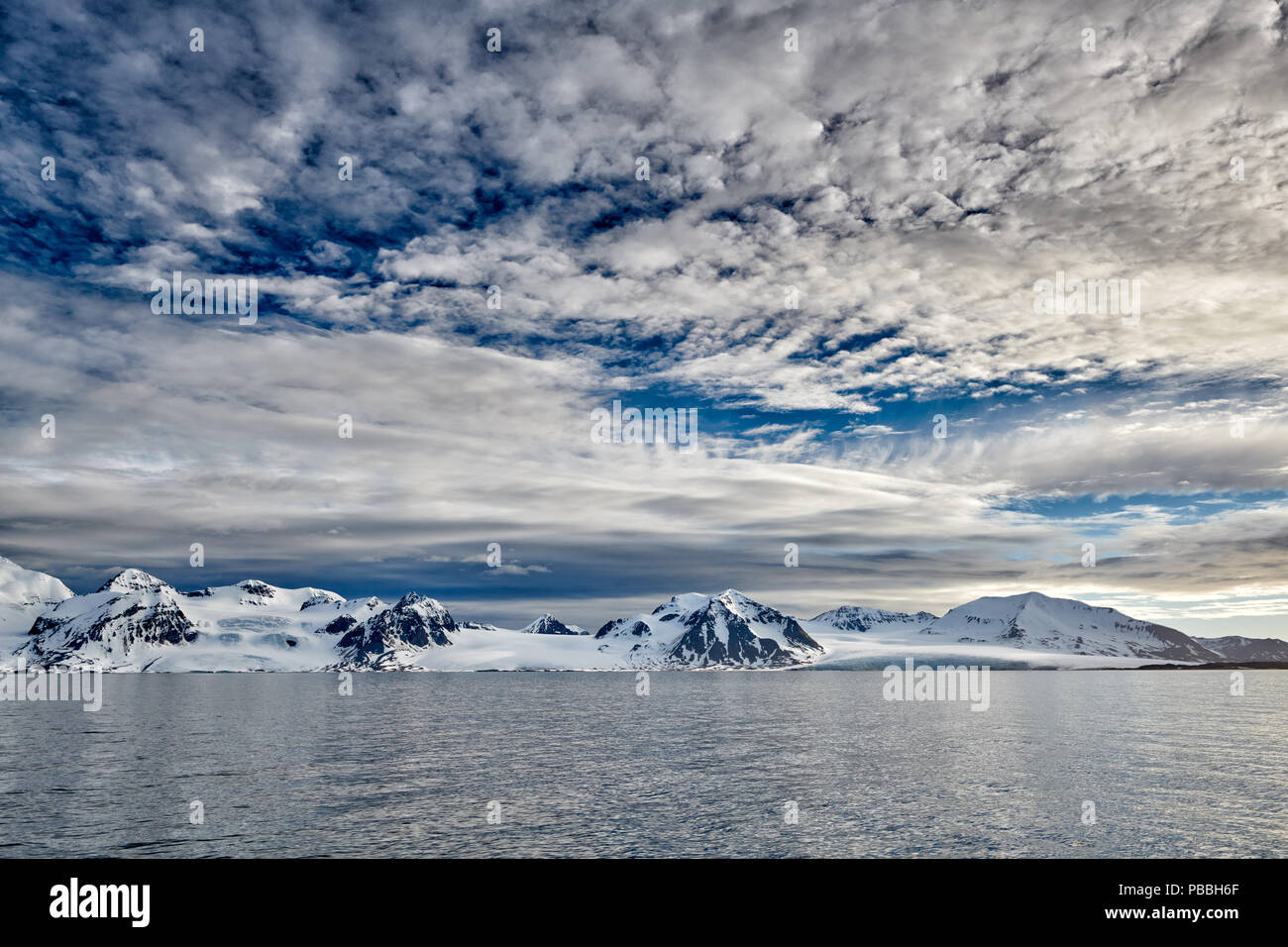Landschaft mit Schnee, Eis und Gletscher von Prins Karls Forland oder Spitzbergen, Svalbard, Europa Stockfoto