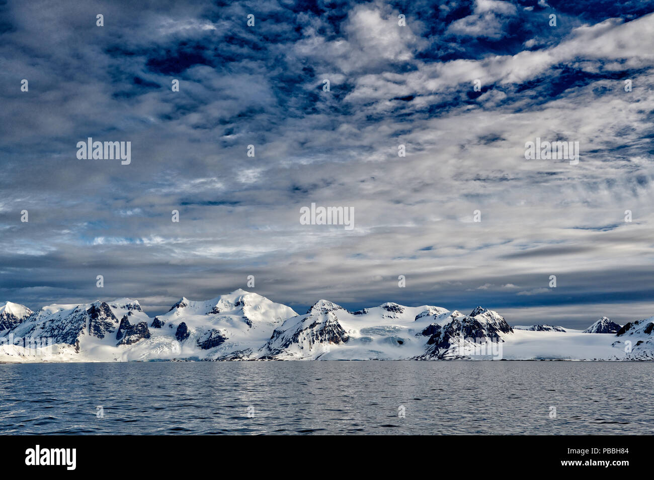 Landschaft mit Schnee, Eis und Gletscher von Prins Karls Forland oder Spitzbergen, Svalbard, Europa Stockfoto