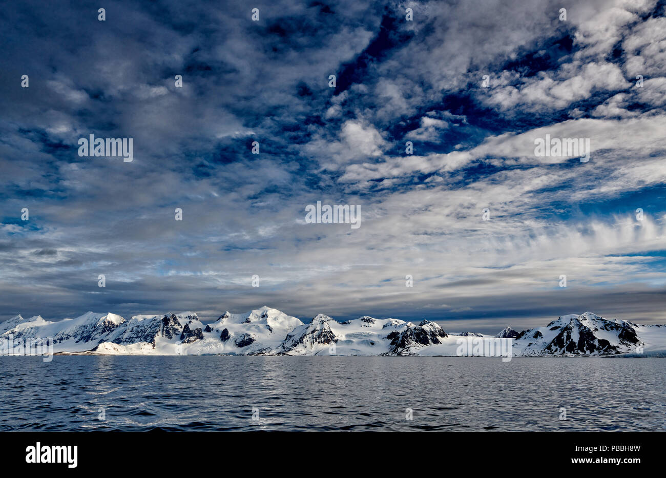 Landschaft mit Schnee, Eis und Gletscher von Prins Karls Forland oder Spitzbergen, Svalbard, Europa Stockfoto