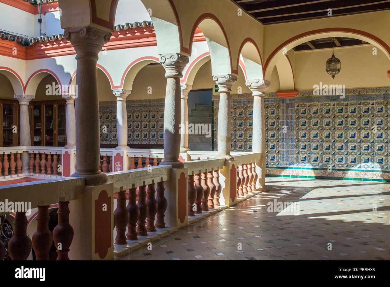 Almendralejo, Spanien. 26. Januar 2018: Rathaus Gebäude ehemaligen Palast der Monsalud, Almendralejo, Badajoz, Spanien. Obergeschoss Innenhof Stockfoto