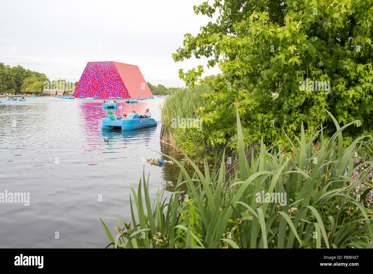 London, UK, 23. Juni 2018, die Mastaba, temporäre Skulptur des Künstlers Christo, Hyde Park angelegt. Mariusz Goslicki/Alamy Stockfoto