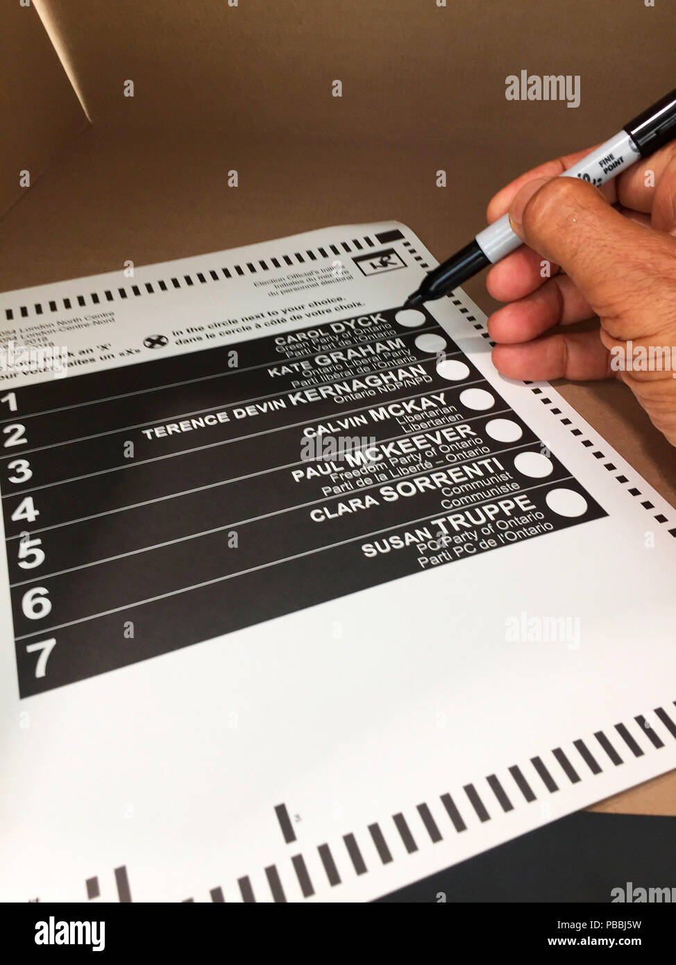 Sieben Kandidaten: der Wähler über die Stimmzettel mit einem Sharpie in einer Wahlkabine, Ontario, Kanada zu markieren. Zu gescannt und elektronisch gezählt werden. Stockfoto