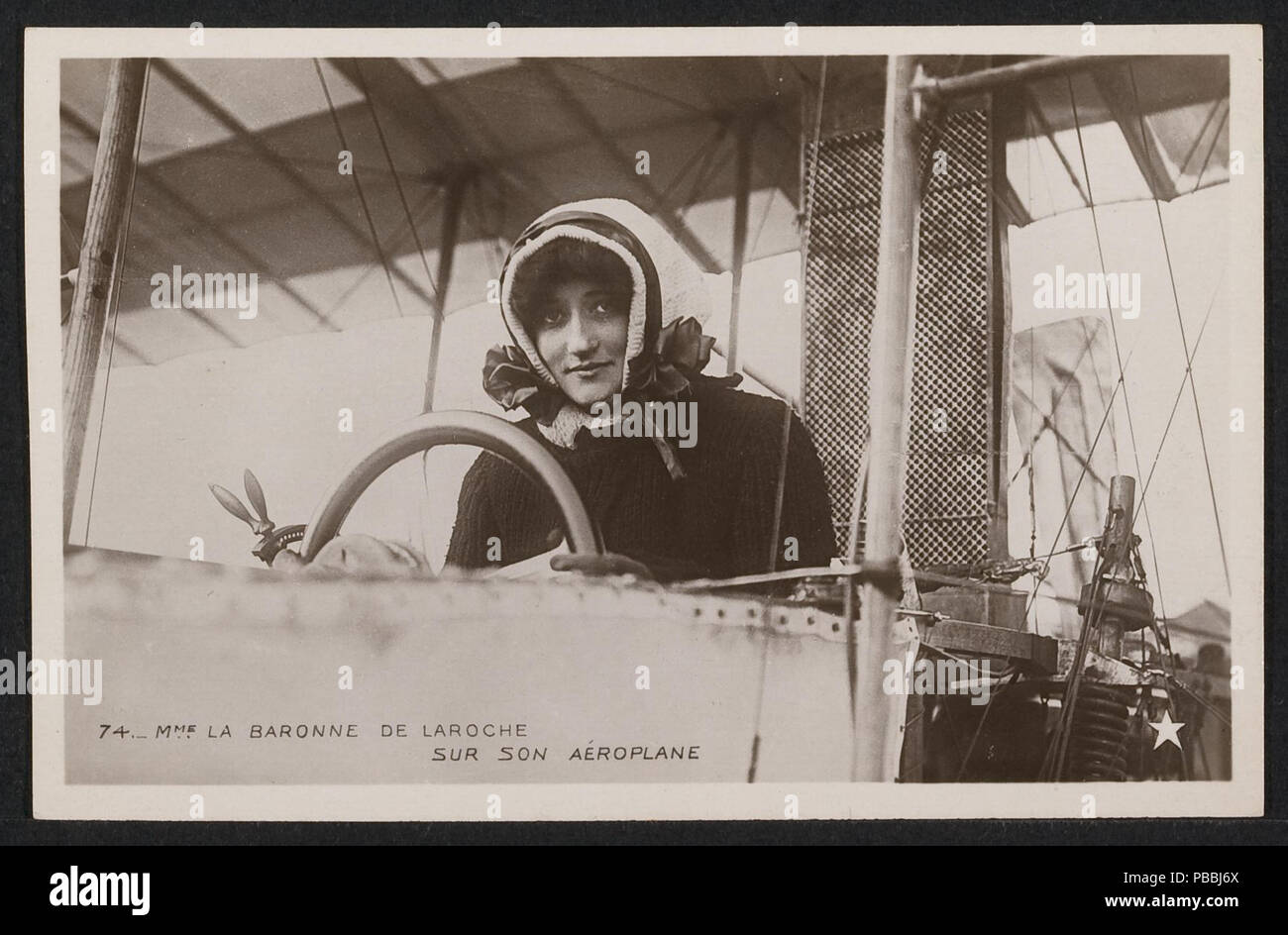 1218 Portrait von Pilot Madame De Laroche im Cockpit eines Doppeldeckers. Ca. 1910 (ID.31869753) Stockfoto