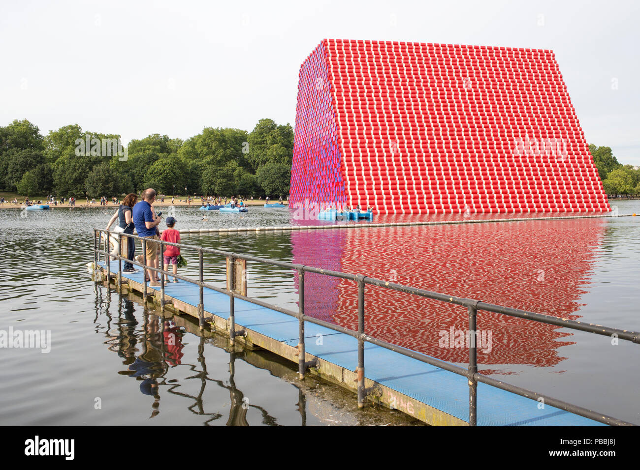 London, UK, 23. Juni 2018, die Mastaba, temporäre Skulptur des Künstlers Christo, Hyde Park angelegt. Mariusz Goslicki/Alamy Stockfoto