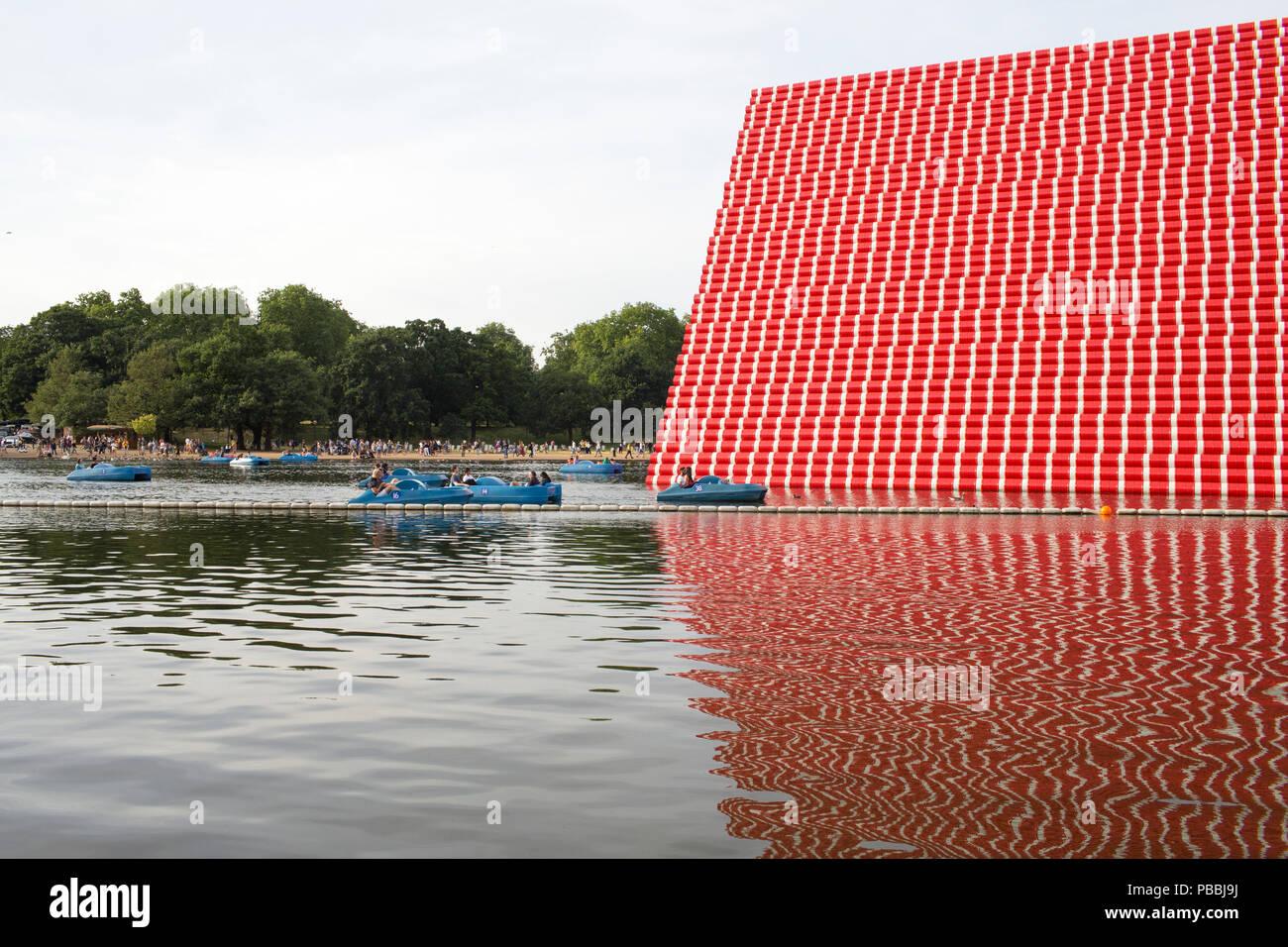 London, UK, 23. Juni 2018, die Mastaba, temporäre Skulptur des Künstlers Christo, Hyde Park angelegt. Mariusz Goslicki/Alamy Stockfoto