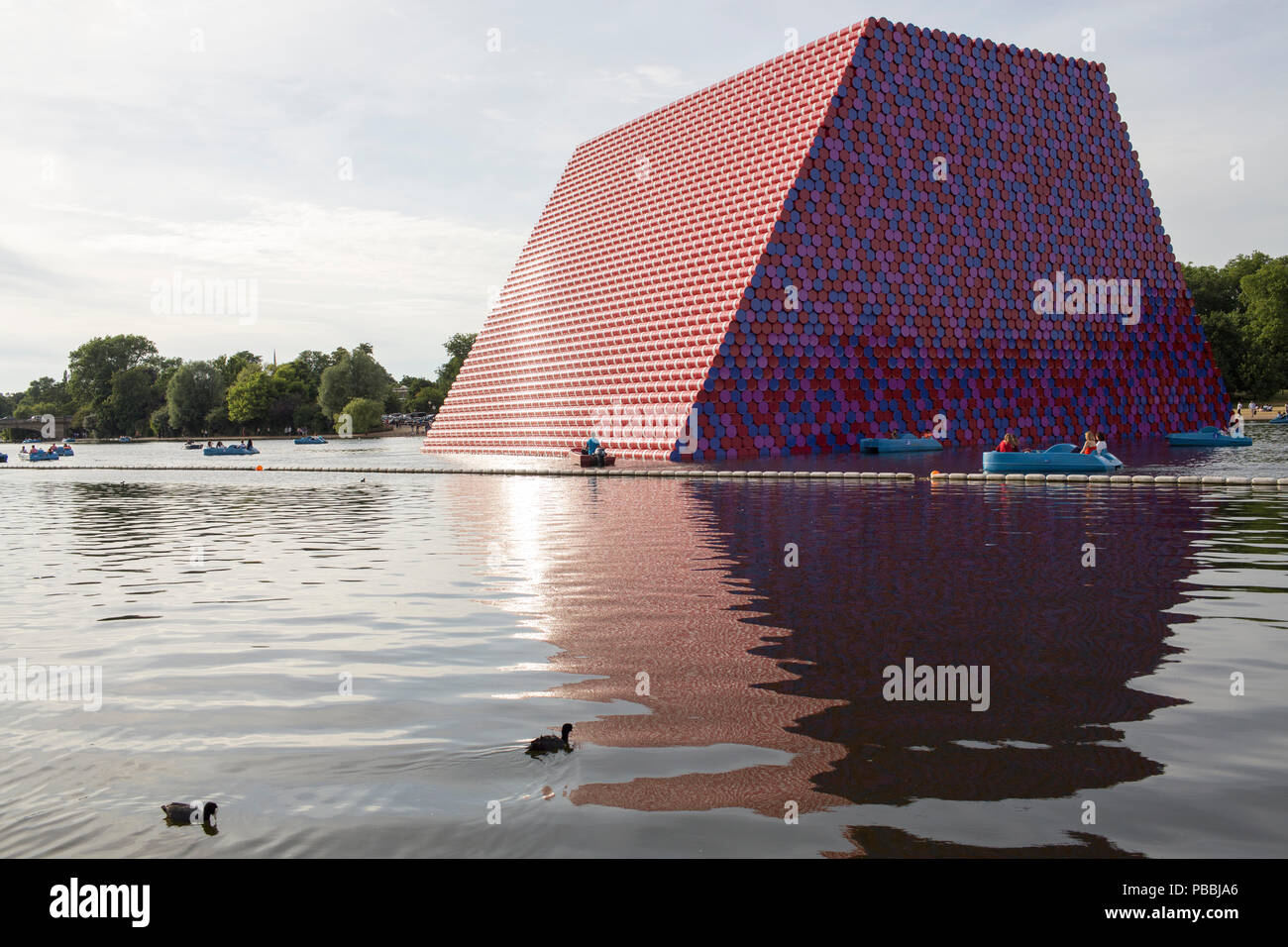 London, UK, 23. Juni 2018, die Mastaba, temporäre Skulptur des Künstlers Christo, Hyde Park angelegt. Mariusz Goslicki/Alamy Stockfoto