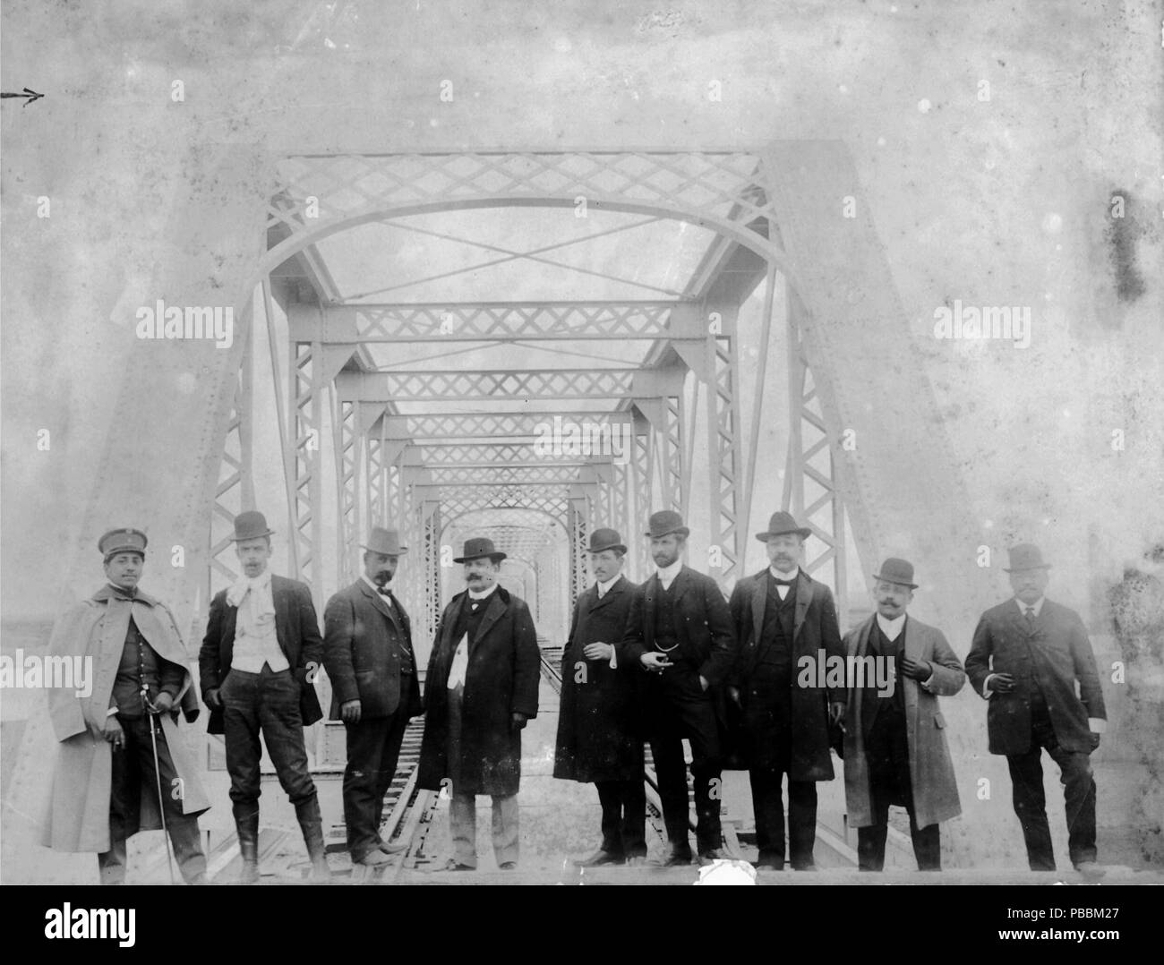 . Englisch: Männer für ein Foto vor dem Nequen-Cipolletti Eisenbahnbrücke posieren. ca. 1902 1243 Eisenbahnbrücke Nequen Cipolletti Stockfoto